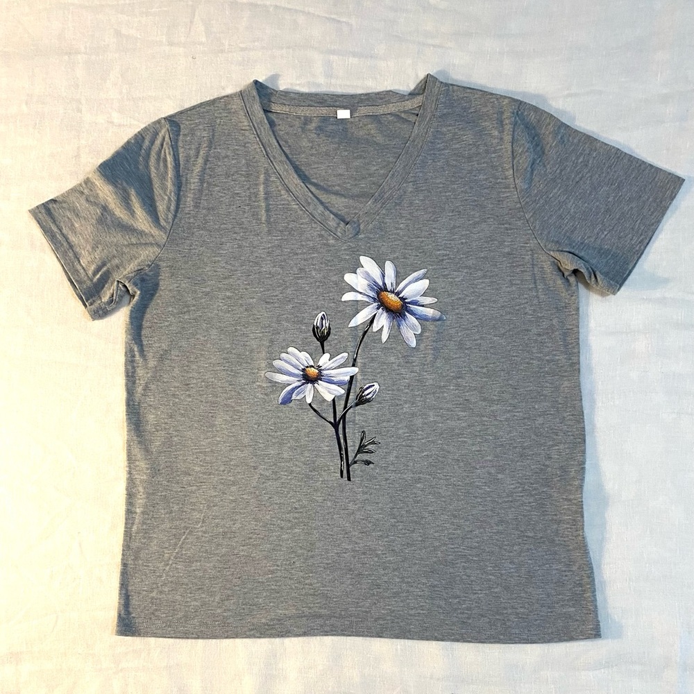 New Hand-printed V-Neck Daisy Graphic Tee Is Perfect for Spring and Summer